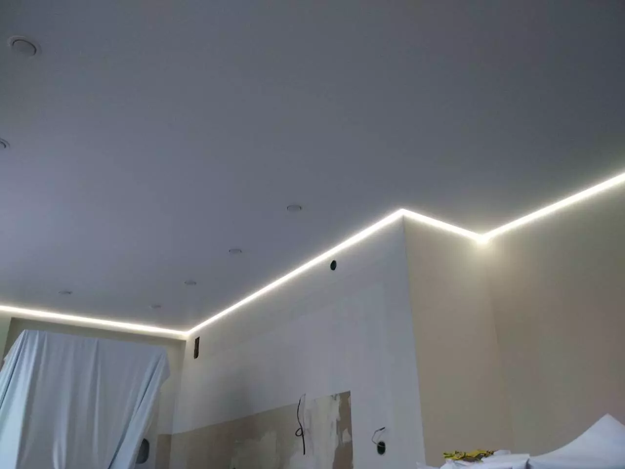 Натяжной потолок с контурной подсветкой на кухне