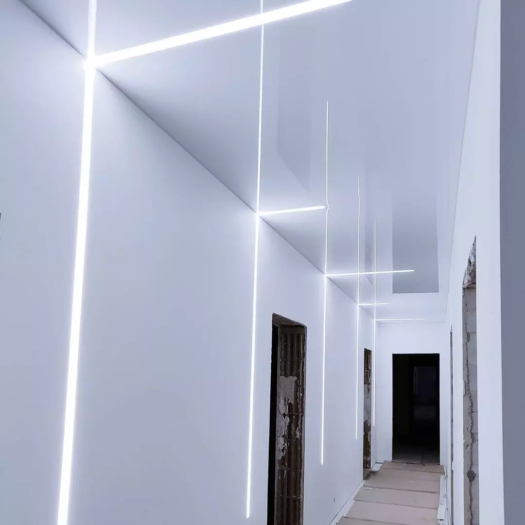 Потолок со световыми линиями в коридоре