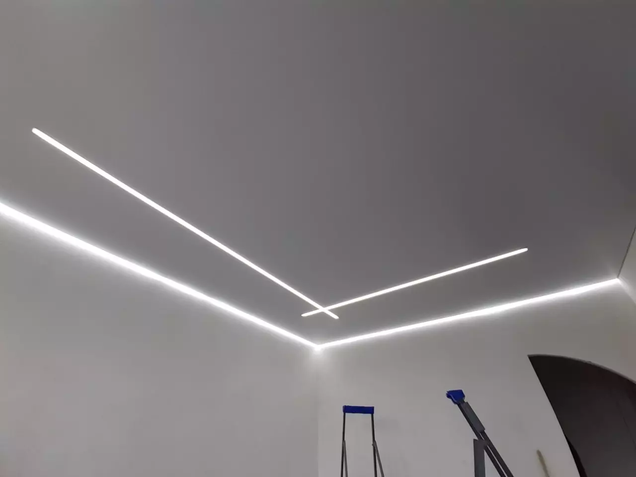 Потолок со световыми линиями в гостиной